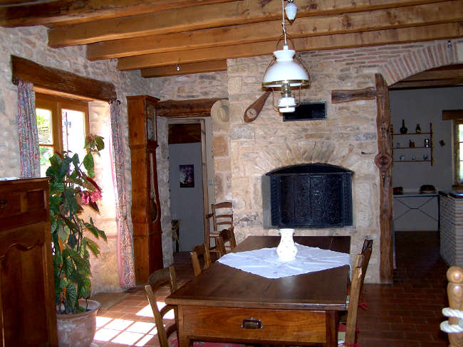 Pré Le Terme, le salon rustique du gîte, au Buisson de Cadouin